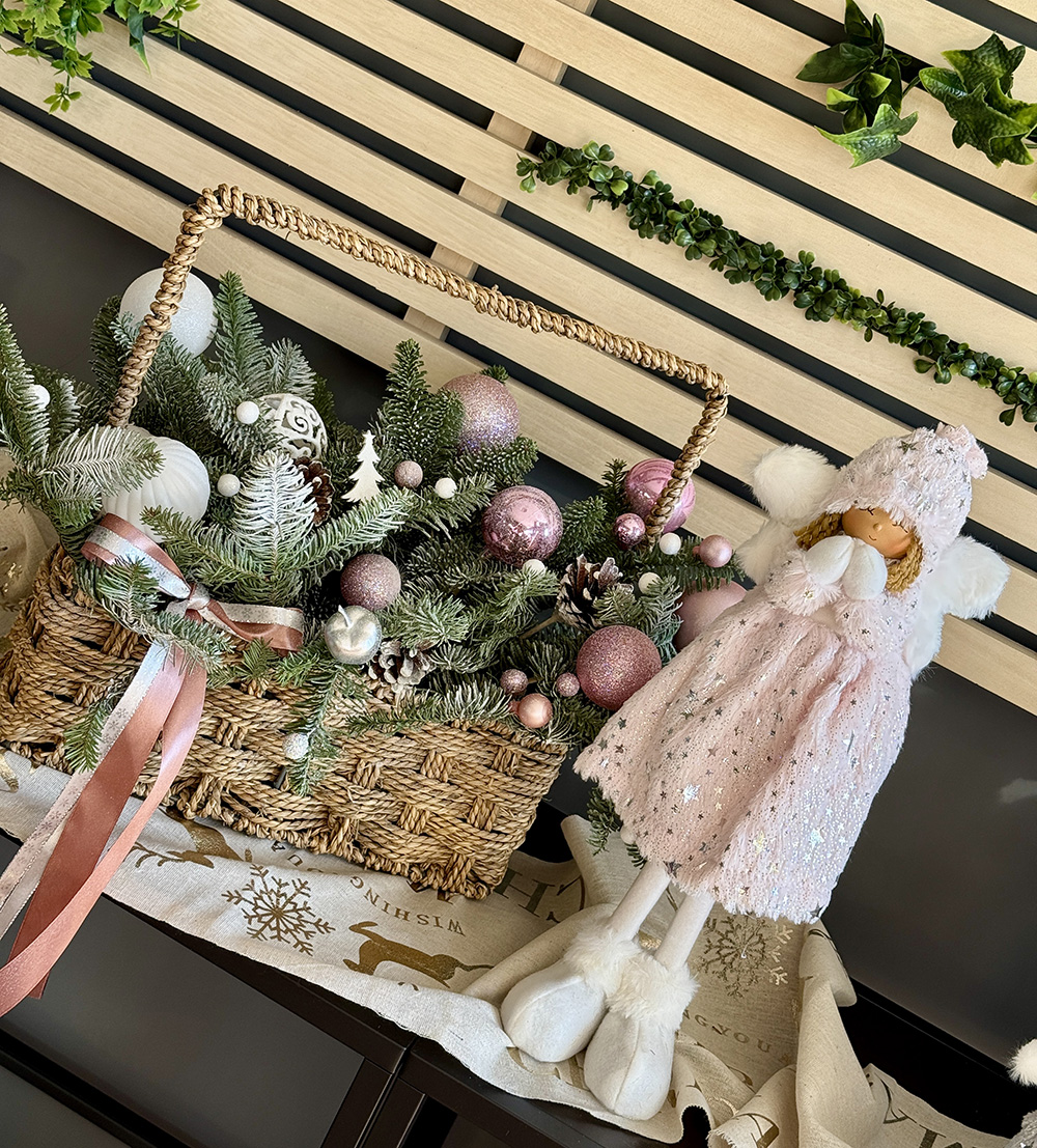Aranjament Christmas Celebrations cu brad, globuri pastel și coș rustic – livrare Crăciun Iași azalee.ro