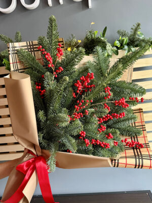 Buchet Christmas Wishes cu crenguțe de brad și ilex roșu – livrare Crăciun Iași azalee.ro