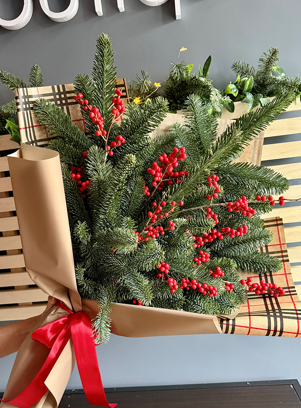 Buchet Christmas Wishes cu crenguțe de brad și ilex roșu – livrare Crăciun Iași azalee.ro