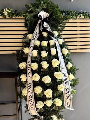 Coroană funerară albă cu 30 trandafiri pe suport brad, livrare flori Iași prin azalee.ro