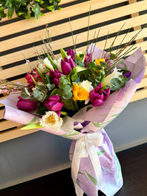Buchet Country Garden cu lalele mov, frezii galbene și eucalipt – livrare flori Iași azalee.ro