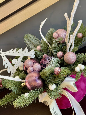 Aranjament Crimson Christmas cu brad natural și globuri roz în cutie mov – livrare Crăciun Iași azalee.ro