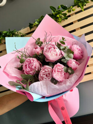 Buchet Delicious cu bujori roz Sarah Bernhardt și eucalipt – livrare flori Iași azalee.ro