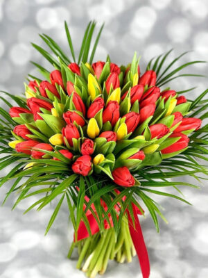 Buchet Red & Yellow cu lalele roșii și galbene, livrare flori Iași prin azalee.ro