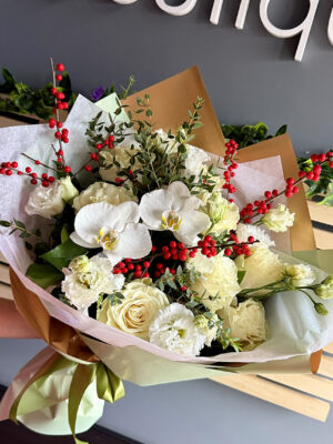 Buchet festiv cu orhidee și trandafiri albi, accente roșii – livrare flori Iași prin azalee.ro florărie online.