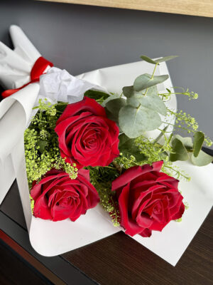 Buchet Red Elegance cu 3 trandafiri roșii și eucalipt – livrare flori Iași prin azalee.ro, florărie online Iași