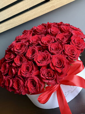 Aranjament floral In Love cu 27 trandafiri roșii, livrare flori Iași prin florăria online azalee.ro