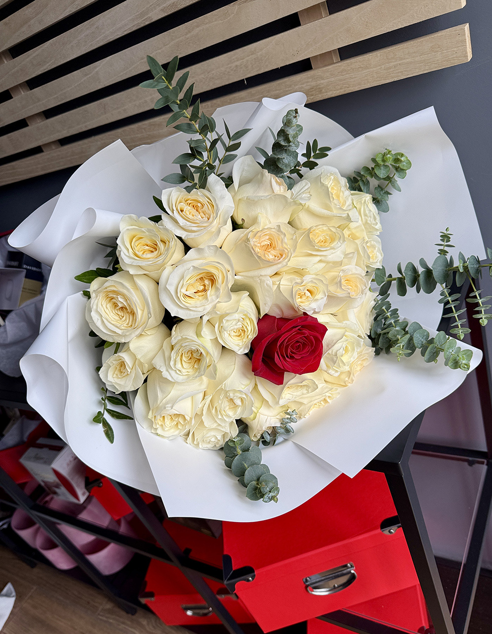 Buchet Pure Love cu trandafiri albi și roșu, livrare flori Iași prin azalee.ro – florărie online Iași