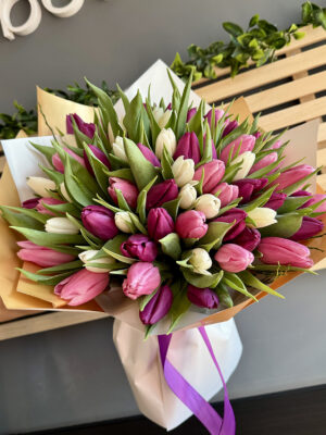 Buchet „Majestic” cu 101 lalele multicolore – livrare flori Iași prin azalee.ro