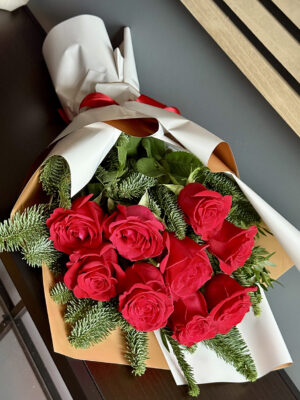 Buchet Red Winter Love cu 9 trandafiri roșii și crenguțe de brad natural – livrare flori Iași prin azalee.ro florărie online