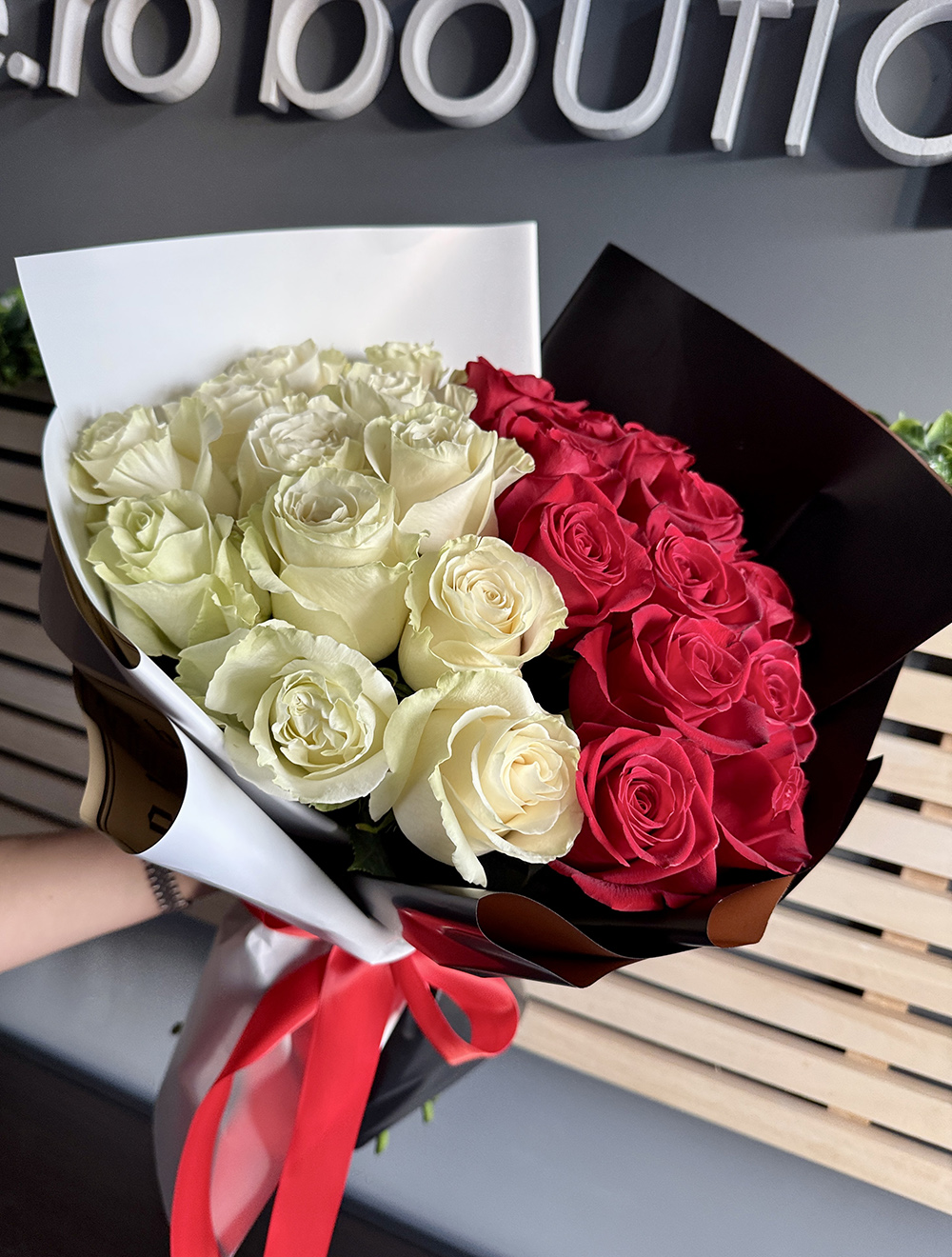Buchet Elegance in Red & White cu 27 trandafiri roșii și albi – livrare flori Iași prin azalee.ro florărie online.