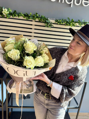 Buchet Picket Fences cu trandafiri albi și ambalaj elegant – livrare flori Iași azalee.ro