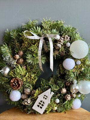 Coroniță Crăciun din brad natural cu decorațiuni festive – livrare flori Iași prin azalee.ro.