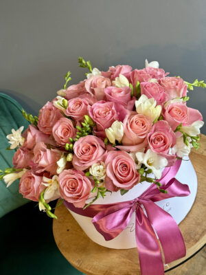 Aranjament Sunny Roses cu trandafiri roz și frezii albe, livrare flori Iași prin azalee.ro