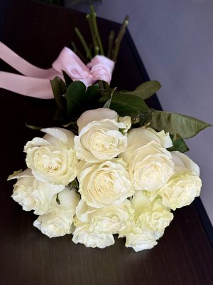 Buchet White Amour cu trandafiri albi și panglică roz – florărie online Iași