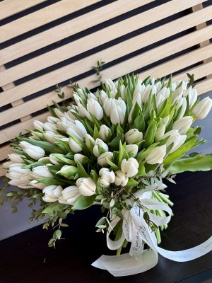 Buchet White Dream cu 101 lalele albe – livrare flori Iași rapidă de la azalee.ro