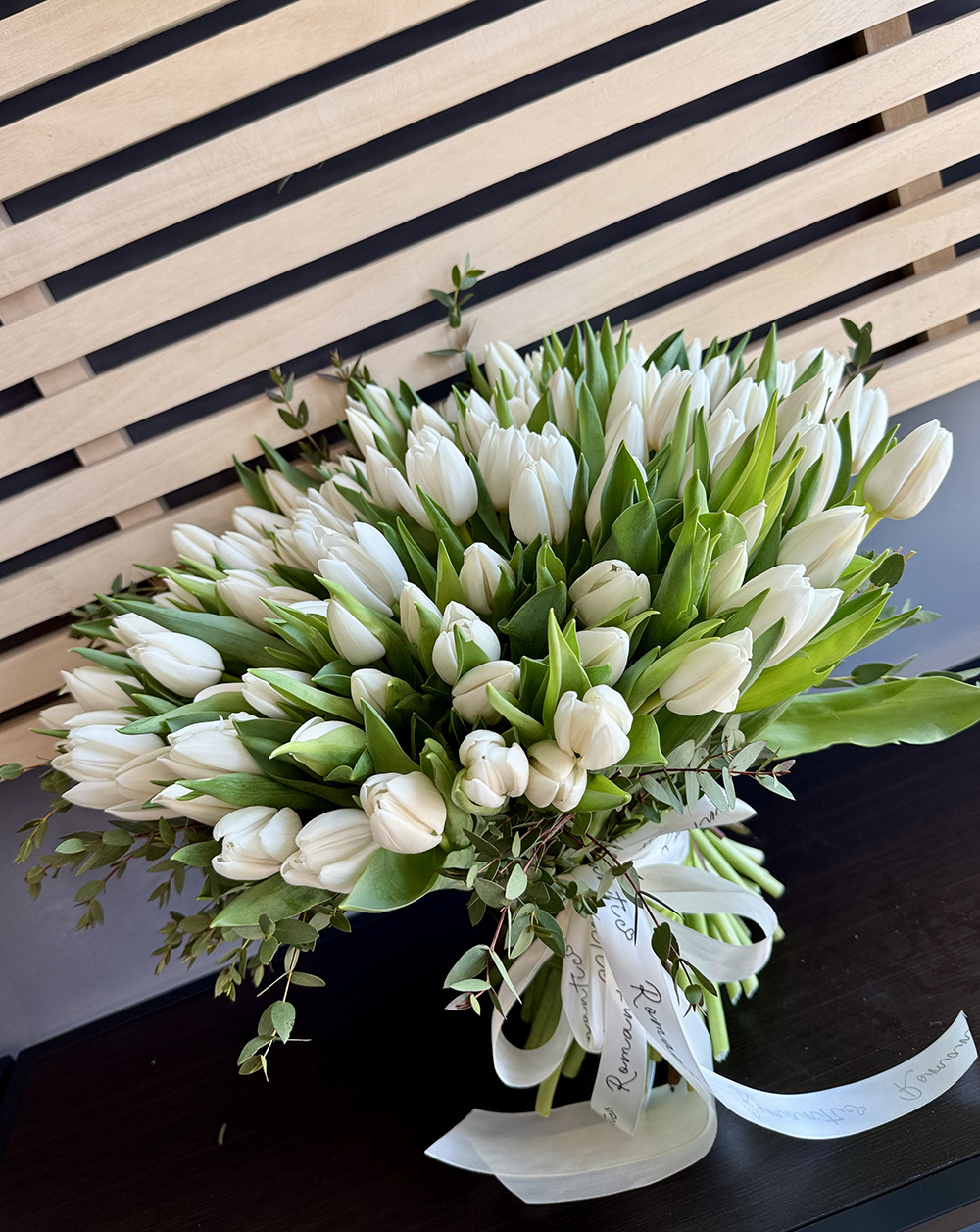 Buchet White Dream cu 101 lalele albe – livrare flori Iași rapidă de la azalee.ro