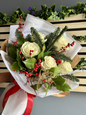 Buchet Winter Fresh cu trandafiri albi, ilex și brad natural – livrare flori Iași prin azalee.ro florărie online.