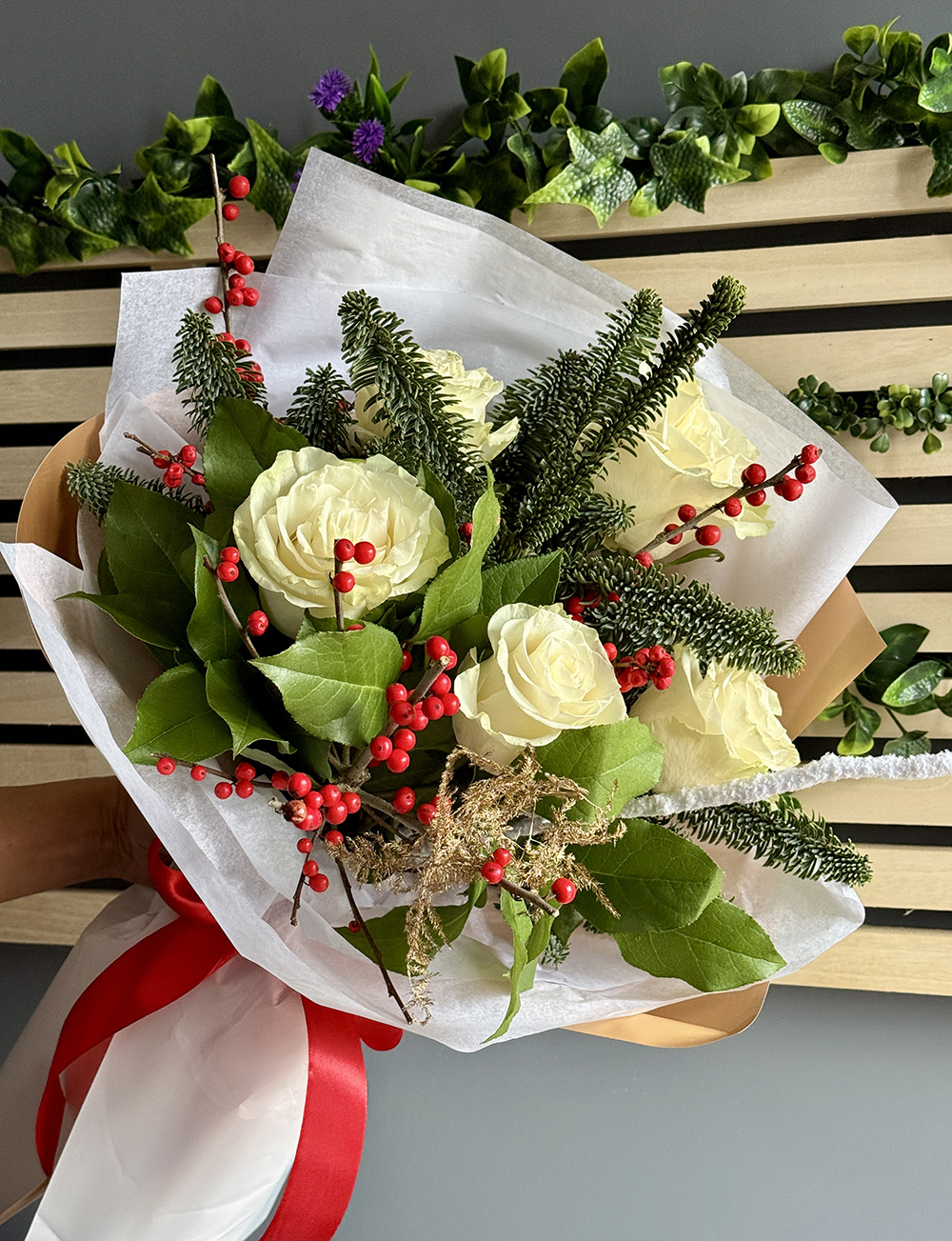 Buchet Winter Fresh cu trandafiri albi, ilex și brad natural – livrare flori Iași prin azalee.ro florărie online.