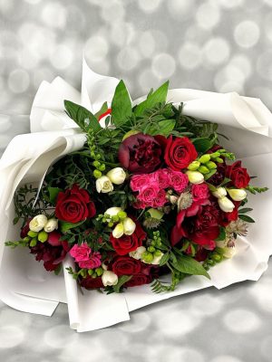 Buchet You're Beautiful cu bujori și trandafiri roșii și frezii albe – livrare flori Iași azalee.ro