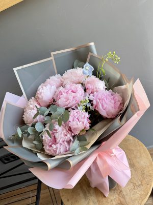 Buchet Delicious cu bujori roz Sarah Bernhardt și eucalipt – livrare flori Iași azalee.ro