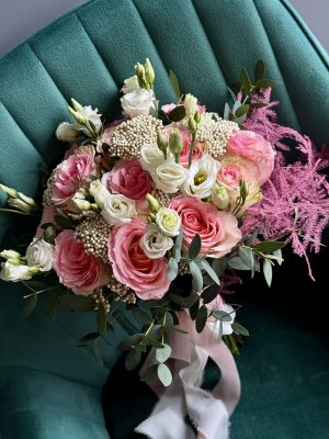 Buchet de mireasă Delicate Balance cu trandafiri roz și eustoma albă – azalee.ro, florărie online specializată în buchete mireasă Iași.