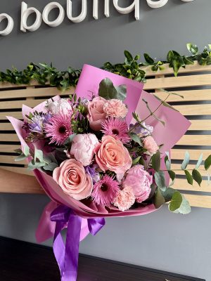 Aranjament floral Dor de tine în nuanțe de roz și verde, cu trandafiri, bujori și gerbera – livrare rapidă în Iași de la azalee.ro