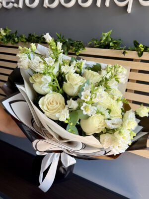 Buchet cu trandafiri și eustoma albă, livrare flori Iași – florăria azalee.ro