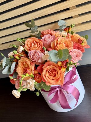 Aranjament Coral Charm cu trandafiri, frezii și garoafe – livrare flori Iași azalee.ro