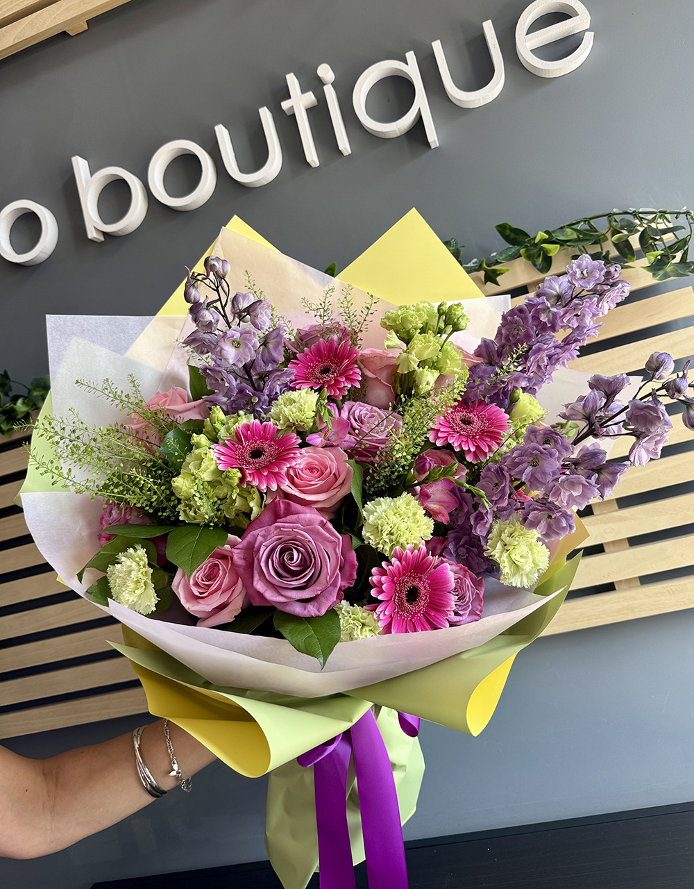 Buchet „Happy Mood” cu trandafiri, gerbera și flori de sezon, livrare rapidă de la azalee.ro – florărie online Iași