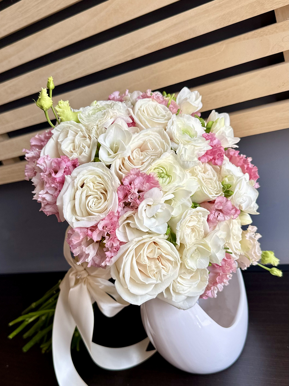 Ivory Dream – buchet mireasă cu trandafiri albi și eustoma roz – buchete mireasă Iași azalee.ro