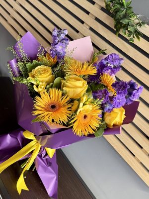 Buchet Purple Crown cu trandafiri, gerbera și delphinium – livrare flori Iași azalee.ro