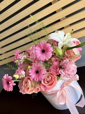 Aranjament floral Rosé Delight cu trandafiri și crin – livrare flori Iași | azalee.ro