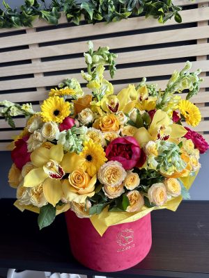 Sunshine Hatbox – 55 flori in cutie: trandafiri, miniroza, cymbidium; nuante galben si roz – azalee.ro, livrare flori Iasi