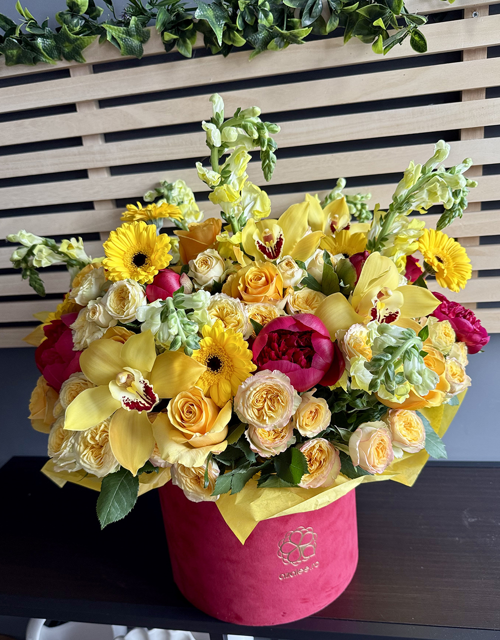 Sunshine Hatbox – 55 flori in cutie: trandafiri, miniroza, cymbidium; nuante galben si roz – azalee.ro, livrare flori Iasi