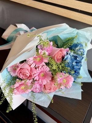 Buchet Sweet Beginnings cu hortensie albastră și trandafiri roz – livrare flori Iași, azalee.ro