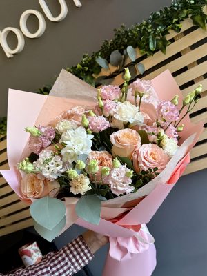Buchet „Gentle Grace” cu trandafiri peach, frezii și eustoma – livrare flori Iași