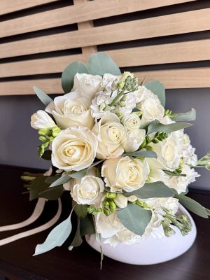 Buchet mireasă Iași cu trandafiri albi, frezii și mathiola – florăria azalee.ro