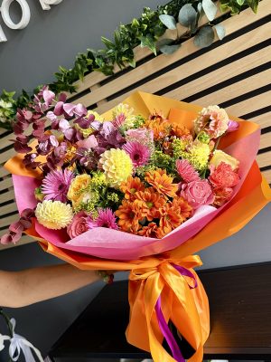 Buchet „Soare de Octombrie” cu crizanteme și gerbera – livrare flori Iași azalee.ro