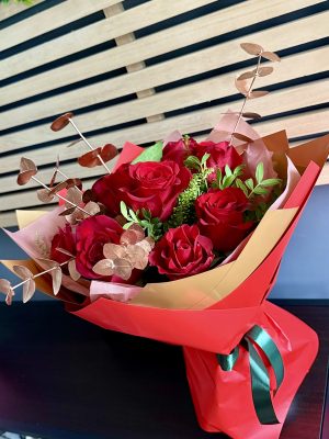 Buchet „Amoré Classico” cu trandafiri roșii și eucalipt – livrare flori Iași