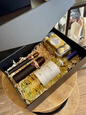 Cutie cadou „Chardonnay Royale” cu vin alb, parfum și praline – livrare flori Iași
