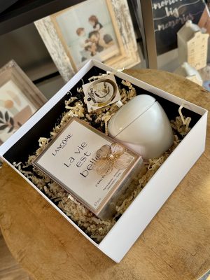 Cadou La Vie en Blanc cu parfum Lancôme și lumânare elegantă – livrare flori Iași, azalee.ro