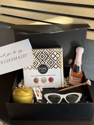 Cadou „Say Yes Box” cu prosecco, trufe și accesorii elegante – livrare flori Iași