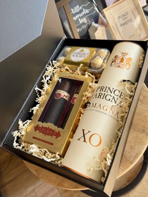 Cadou „Signature XO” cu Armagnac, parfum și praline Ferrero Rocher – livrare flori Iași azalee.ro