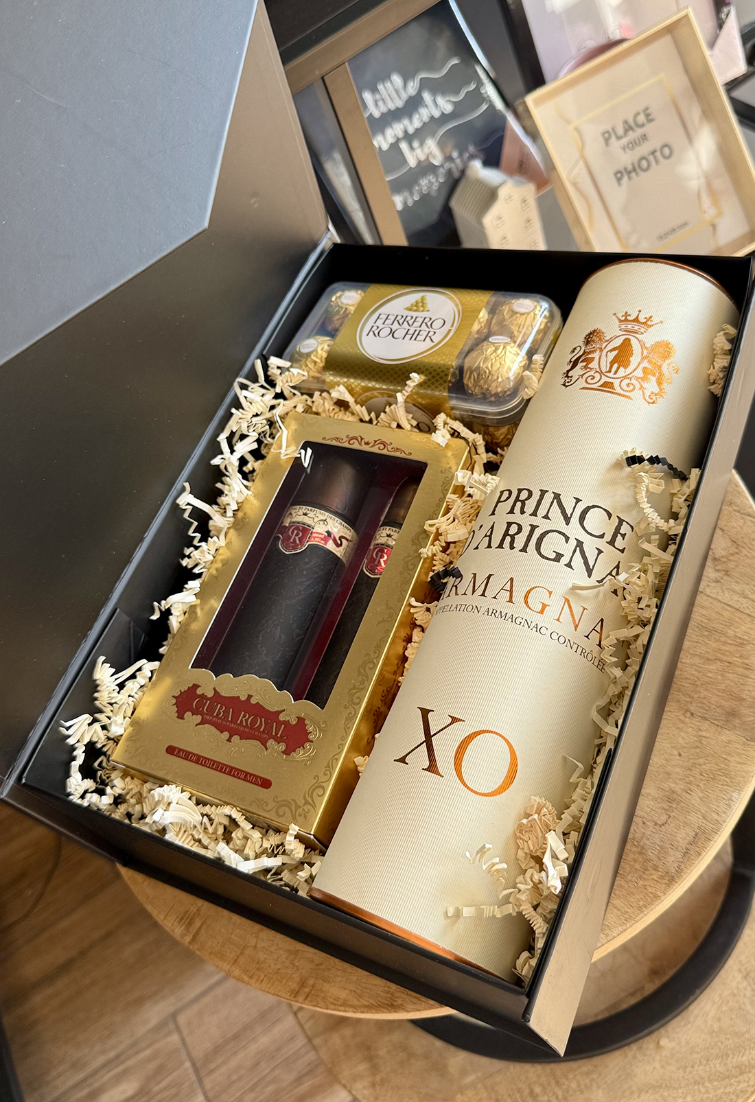 Cadou „Signature XO” cu Armagnac, parfum și praline Ferrero Rocher – livrare flori Iași azalee.ro