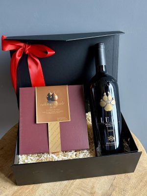 Vin & Cacao – cadou elegant cu vin roșu Lupi Reserve și smochine în ciocolată – cadouri Iași azalee.ro