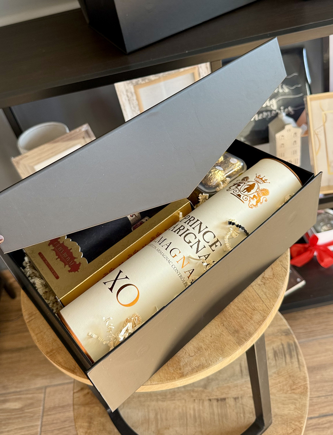Cadou „Signature XO” – detaliu elegant cu Armagnac și parfum, prezentare premium – cadouri Iași azalee.ro