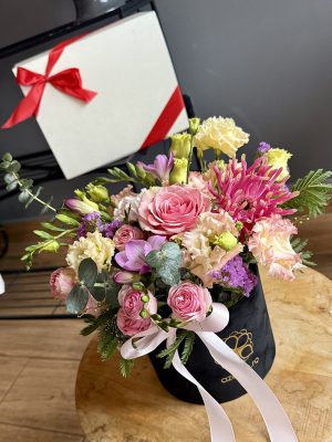 Aranjament "Bloom Petite" în cutie neagră cu flori mixte pastel, fundă roz pal, livrare flori Iași