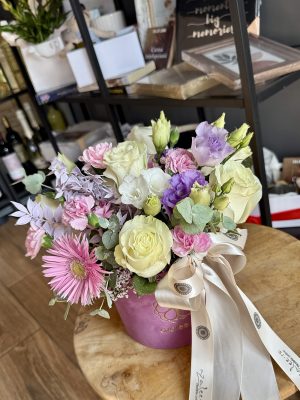 Aranjament floral Blush Petals în cutie rotundă cu trandafiri și eustoma, livrare flori Iași