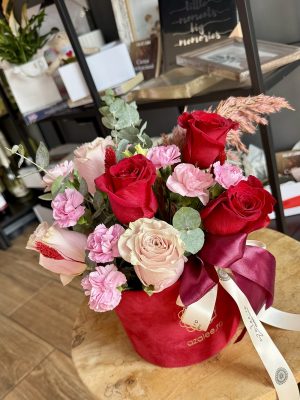 Aranjament floral Soft Romance cu trandafiri și garoafe în cutie rotundă, livrare flori Iași prin azalee.ro
